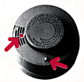 Dr�cken Sie den Pr�fknopf (Abb.) etwa 20 Sekunden. Danach mu� der Tongeber den normalen Warnton ausl�sen.